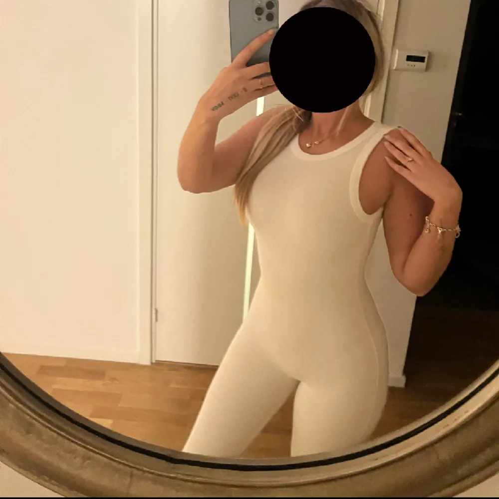 Jätte fin vit jumpsuit från Fashion Nova.  Säljer pga att den är lite liten för mig.  Storlek S . Klänningar.