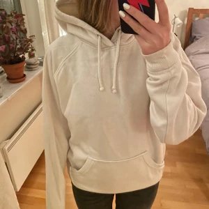 Benvit hoodie  - Super snygg benvit hoodie från bikbok!!💗En liten fläck vid luvan men det är inget som syns när man har på sig💞