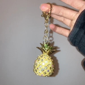 Ananas nyckelring🍍 - Tryck inte på ”köp nu” den strular, köparen står för frakten. Den är jätte fint skick och aldrig använd, köpte den online kommer inte ihåg vart men för 79kr 