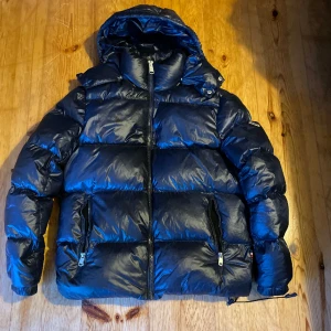 Jean Paul jacka - Snygg jean paul jacka  Storlek M Skick: 7/10. Den används aldrig och därför vill jag sälja jackan. 300kr & frakt står köparen för.