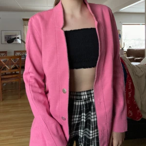 Laurel kappa - Rosa kappa från Laurel  Säljer då den inte riktigt passar min stil (Storlek 4 i USA) Nypriset låg på runt 10,000kr!