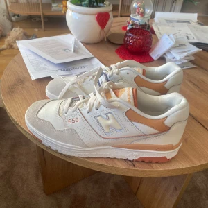 New balance 550 - Hej jag säljer mina new balance 550 då jag vann dom i en tävling och vill inte ha dom aldrig använda storlek 41/5