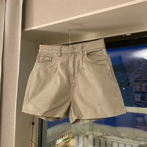 Mintgröna shorts - 🩷 Mintgröna pösiga shorts. Använd endast 1 gång. Kontakta mig för att få mer information eller bilder på plaggen 💗