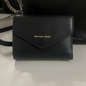 Michael kors plånbok  - Säljer denna plånbok som endast har änvänds 1 gång ungefär den har väldigt många kort hållare samt att man kan lägga mynt i baksidan🤍