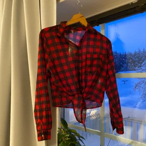 Knytblus - 🩷 Knytblus Använd endast 1 gång Kort i modellen Kontakta mig för att få mer information eller bilder på plaggen 💗