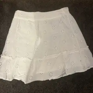 Säljer denna söta kjol från VeroModa då den aldrig kommit till användning🩷 Storlek M 