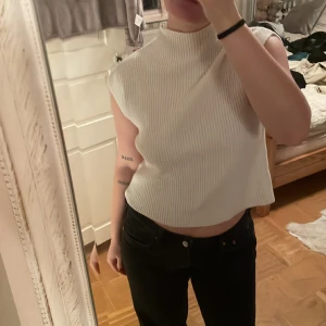 Stickat linne  - Jätte skönt stickat linne från NA-KD, i storlek S. Aldrig använd endast testad, därmed väldigt bra skick. 