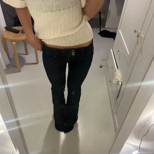 Lågmidjade bootcut jeans  - Lågmidjade bootcut jeans från Only! Midjemått 37cm rakt över, innerbenslängd 81 cm. Tryck köp nu om du vill köpa❤️‍🔥