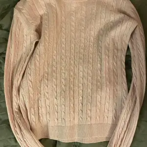 Rosa stickad tröja från SailRacing, säljer då den inte används. Har en fläck på baksidan vid märket.