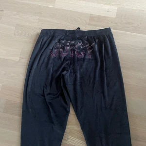 Juicy couture byxor  - Pyjamasbyxor från juicy couture. Köpta i Usa för lite mer än ett år sedan. Använda 1 gång. Inte hittat någonstans i Sverige. Storlek S men ganska korta i modellen. Jag är 171 och de är för korta på mig. Märket är jättefint och sitter på rumpan. 