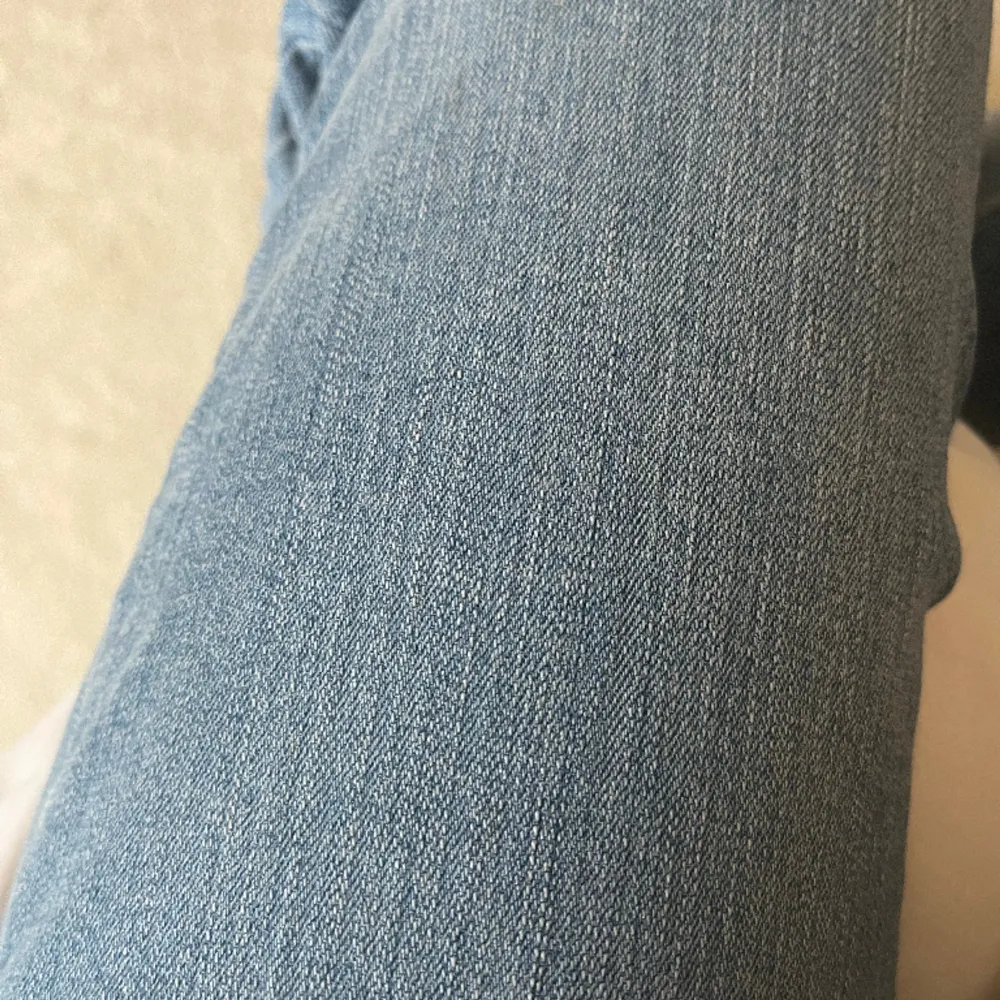 Jättesnygga ljusblåa jeans i bra skick❤️ lågmidjade❤️dom har pyttelite slitningar vid hälarna men det syns ej! innerbenslängden är va 81 cm. Jeans & Byxor.