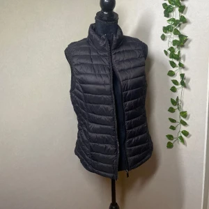 Väst från Primark - Väst som är köpt på Primark. Väldigt bra kvalitet. Storlek M