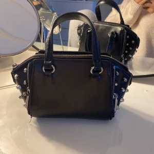 Cool väska - Säljer min fina väska❤️ jättebra skick och rymlig för sin storlek!!