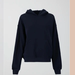 Marinblå hoodie  - Säljer min populära hoodie från gina då den inte kommer till användning, använd fåtal gånger så den är som ny så det finns inga tecken på användning.