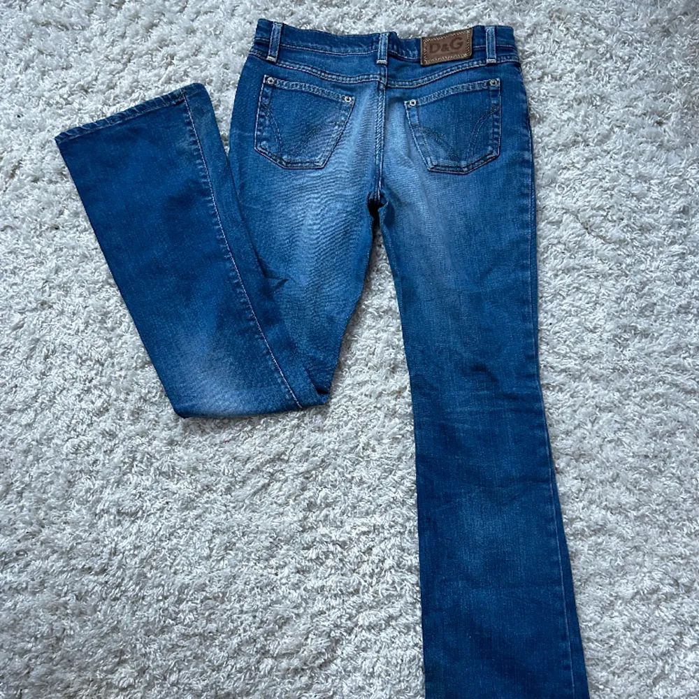 Lågmidjade & Bootcut jeans från dolce&gabbana. Superbra skick, utan defekter. Innerbenslängd:82 midjemåttet: 38+ lite stretch. Ej förhandlingsbart pris. Vill du köpa trycker du på köp nu, jag postar inom 24h. Jeans & Byxor.