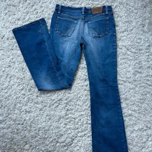 Lågmidjade & Bootcut jeans från dolce&gabbana. Superbra skick, utan defekter. Innerbenslängd:82 midjemåttet: 38+ lite stretch. Ej förhandlingsbart pris. Vill du köpa trycker du på köp nu, jag postar inom 24h