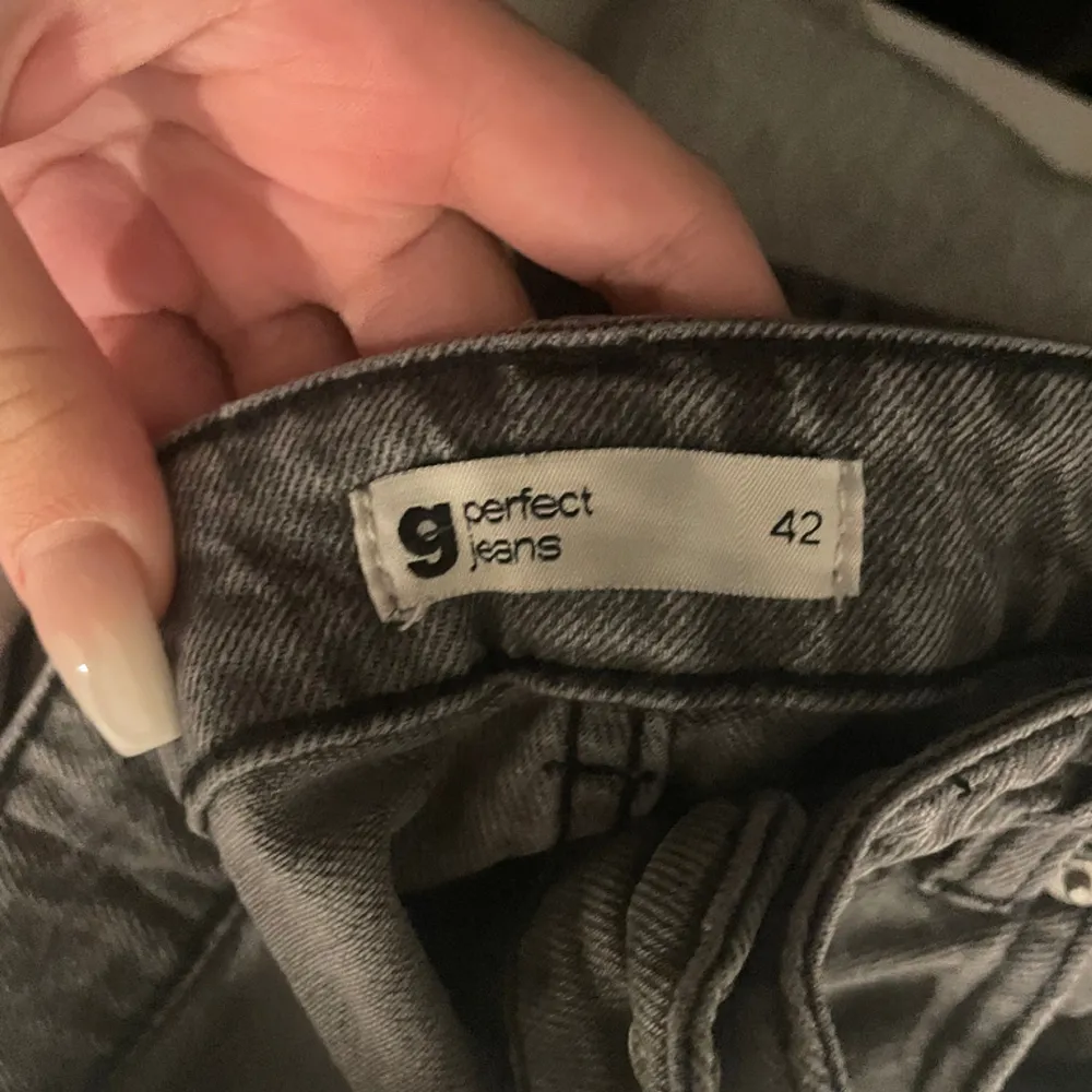 Säljer dessa jeans från Gina tricot i storleken 42 (enligt mig små i storleken). Jeans & Byxor.