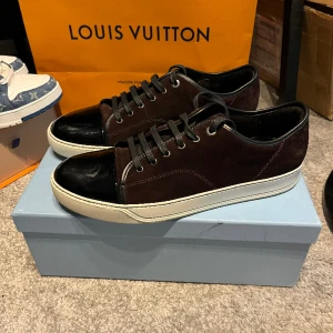 Lanvin - Säljer mina vinröda lanvin skor. Dem är 9,5/10 i skick. Box, dustbag och extra snören följer med.