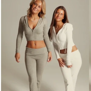 Catania Set - Säljer mitt helt oanvända set från Catania i färgen grå, setet är i strl M och har endast testat setet. Nypris: 1499, säljer för 900+ frakt😊kan tänka mig gå ner i pris vid snabb affär ❤️