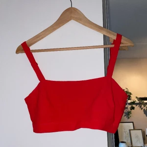 Röd topp - Röd croptop med dragkedja längs sidan, storlek s❤️