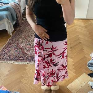 Lång blommig kjol med volanger. Märket står på lappen men den är köpt från Zalando. Använd några gånger men är som nyskick. Storleken är 36 med stretch i midjan. Skriv om ni är intresserade eller har nån fråga💘