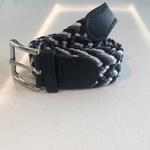Flätat bälte grå mix - Flätat bälte grå vit blå | stretch och anpassningsbar till alla storlekar | helt nytt aldrig använt | skriv om du har frågor.