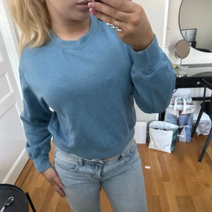 Ljusblå collegetröja - Gullig blå collegetröja från zara, används inte längre