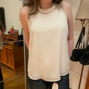 Vit blus  - Jättesöt vit blus med knytning i ryggen💓köpt på hm nästan aldrig använd☺️