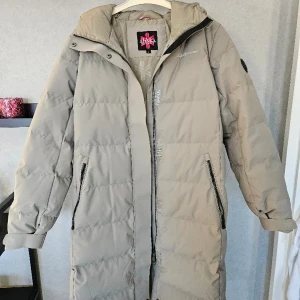 Vinterjacka  - Grön varm vinterjacka. Knappt använd. Ord pris ca 2900 kr. 