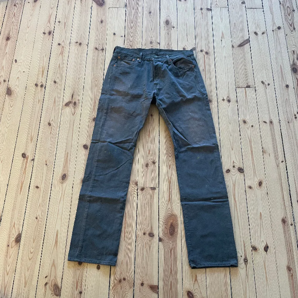 Levi’s jeans med cool färg och stänk. Jeans & Byxor.