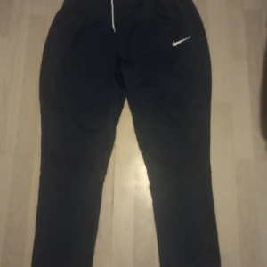 Nike byxor - Nike tränings byxor med storlek XXL men passar XL helt nya och oanvända och samlar damm i garderoben. Ny pris 500 men säljer för 200. Köparen står för frakten.