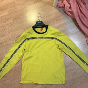 Supreme sweatshirt från NYC - Cool Supreme tröja köpt i vid release i New York. Sparsamt använd inga tecken på användning. Storlek M Köpt för 3500kr  Pris : 300 kr 