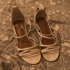 Vita klackar - Säljer nu mina låga fina snörnings klackar då dom ej kommer till användning, skriv gärna privat vid frågor ❣️