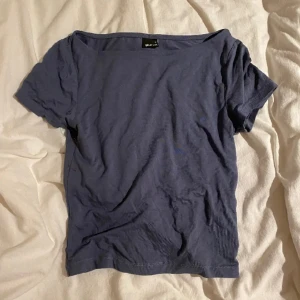 Topp - Marinblå topp från ginatricot i storlek XS/S