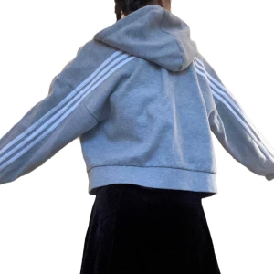 Adidas kofta - Närmaste oanvänd utan några som helst defekter. Nypris 464kr.