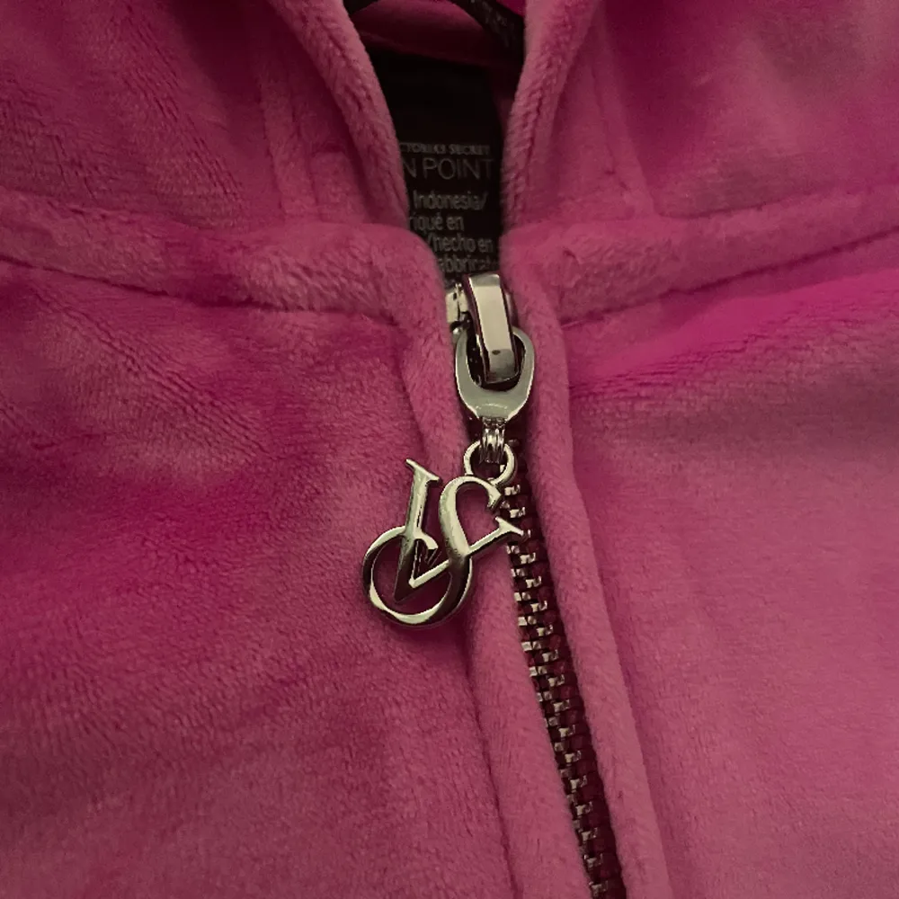 Hot pink Victorias Secret hoodie. Jättelent tyg och knappt använd. Inga defekter.. Hoodies.