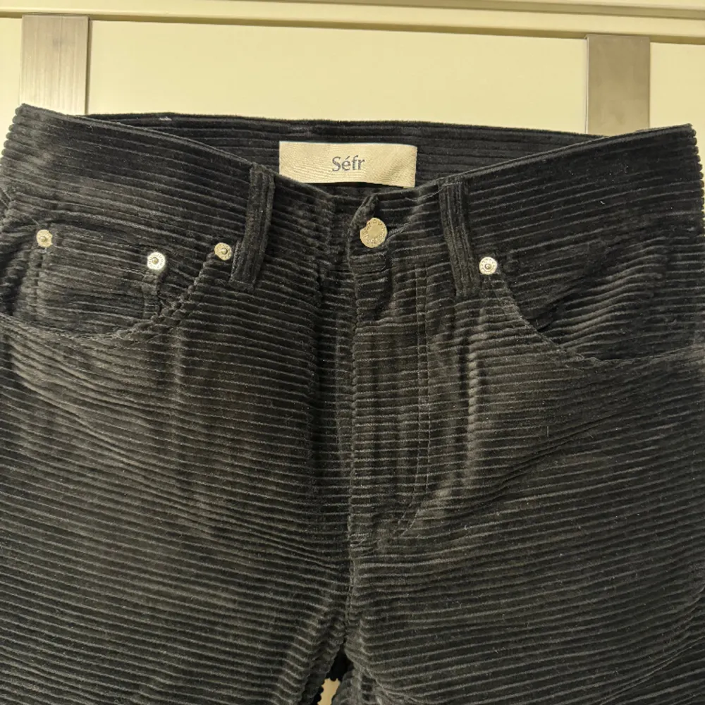 Ett unikt märke som släpper limiterade kläder. Nypris är ca 2000kr. Priset går att diskutera!. Jeans & Byxor.