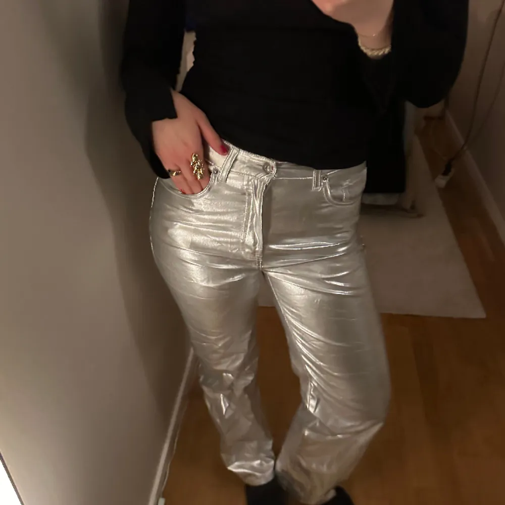 Super snygga silver byxor från H&M med prislappen kvar🥰. Jeans & Byxor.