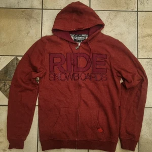 RIDE snowboard zip luvtröja  - RIDE snowboard zip luvtröja oanvänd. Broderat fram. Inget på ryggen. 2 fickor fram. 