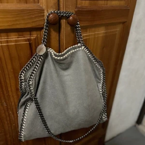 Stella McCartney  - Hej jag säljer denna super snygga Stella McCartney . Den är i fin skick. Har inte kvittot kvar men dustbag finns kvar. Hör av er om ni är intresserad av att köpa.  Först till kvarn❤️