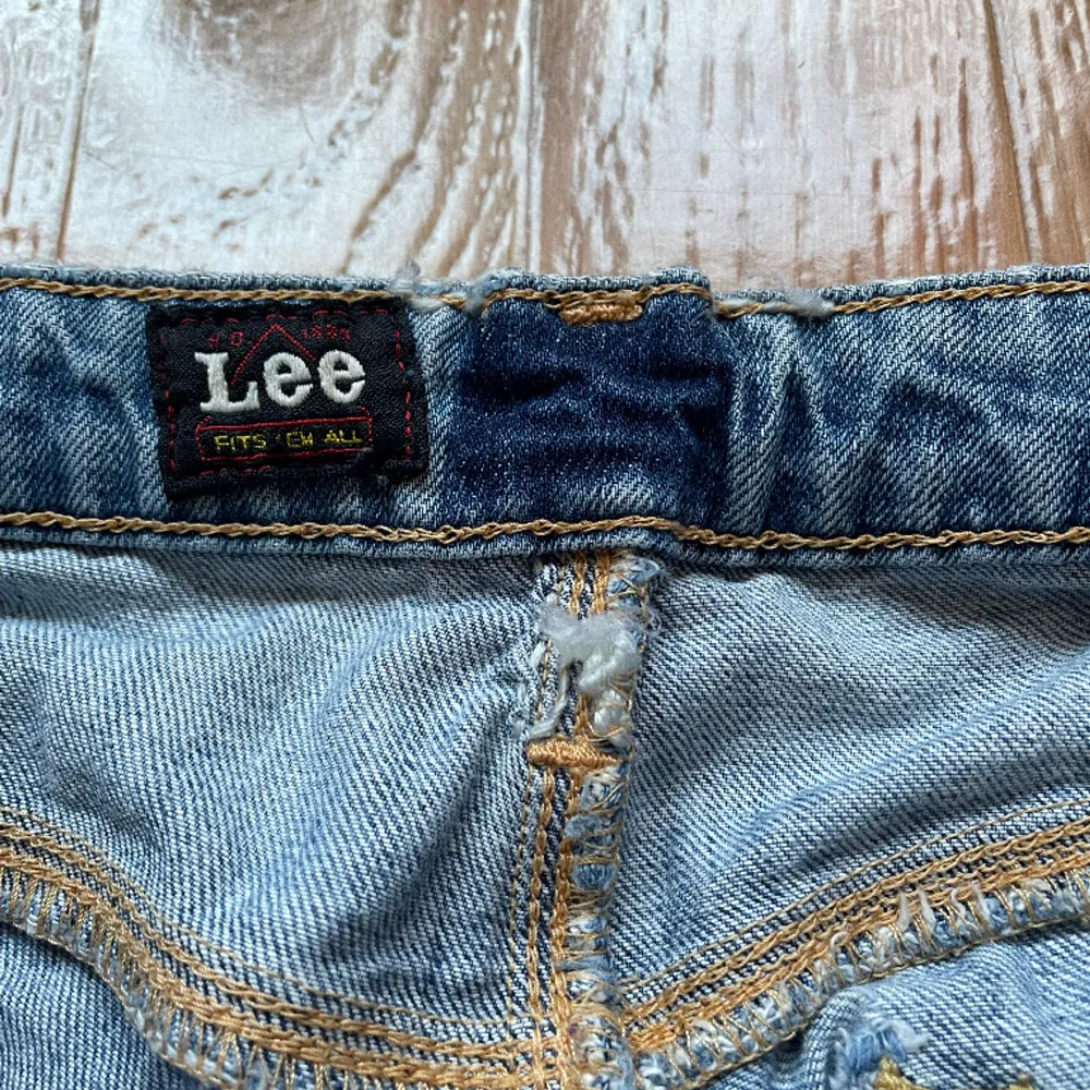Väl använda jeans men i okej skick, defekter kan förekomma då det är några småmål här och där men inget märkvärdigt 🔆 Skulle troligen passa storlek M och S. Artikeln har W30 och L33 men har sytts om till mindre storlek så skulle säga att W kanske är 28. Jeans & Byxor.