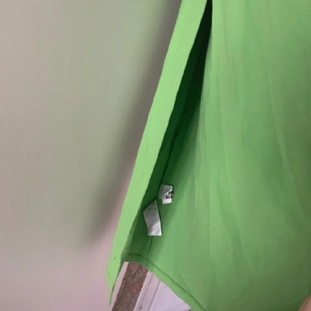 En väldigt fin lång grön Off shoulder klänning med slit vid benen ❤️ Använd gärna köp nu . Klänningar.