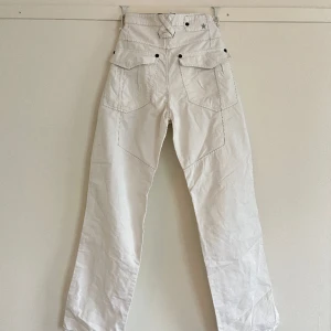 Vita Cargobyxor  - Vita cargobyxor från märket springfield. Storlek 42 eller 32/34 i tum, dock små i storleken! Skulle säga snarare 30/34. Gullig liten stjärndetalj på baksidan och riktigt långa! Straight modell