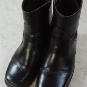 Boots - Ett par svarta boots i helt okej skick, köpta på tradera. Bilderna är från förra ägaren.