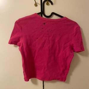 Säljer en rosa tshirt från zara med mörklila fläckar som ger en cool effekt
