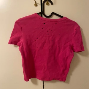Tshirt - Säljer en rosa tshirt från zara med mörklila fläckar som ger en cool effekt