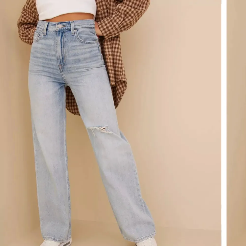 Levi’s jeans i modellen ”high loose”, med slitning på knät, storlek 25/32💛. Jeans & Byxor.