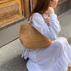 Väska i skinn - Säljer min beigea väska i skinn, köpt second hand! Superfin men kommer inte till användning💞 Köpt för 1000kr