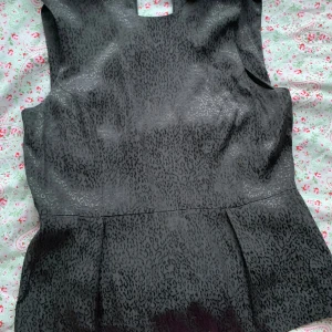 grå leopard topp  - i jättebra skick o