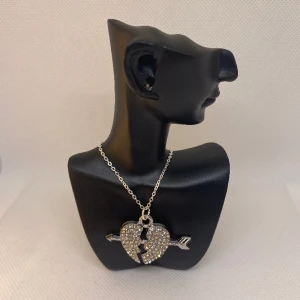 Arrow through heart necklace💘 - Supergulligt halsband💗Berlocken är 2,4cm på längden och kedjan är 40cm💕